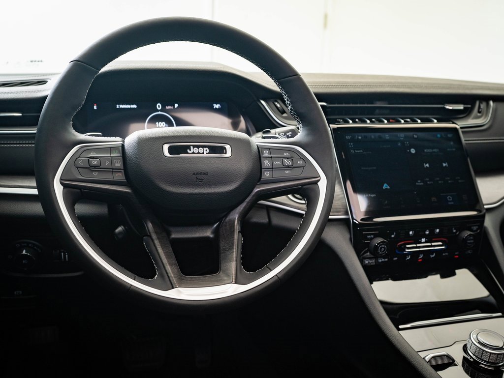 Used 2024 Jeep Grand Cherokee Limited w/ Luxury Tech Group II image 4