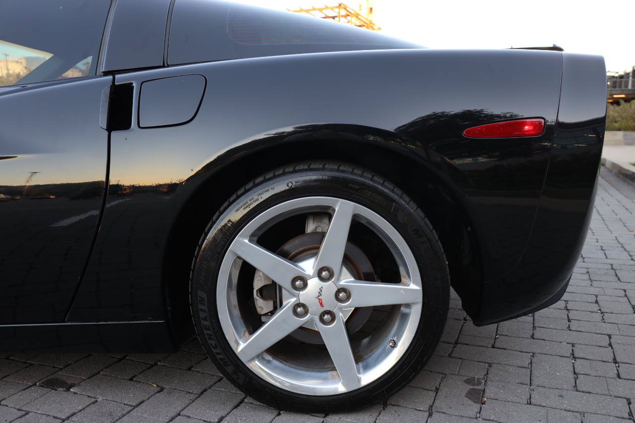 Used 2005 Chevrolet Corvette Coupe w/ Preferred Equipment Group RWD image 19