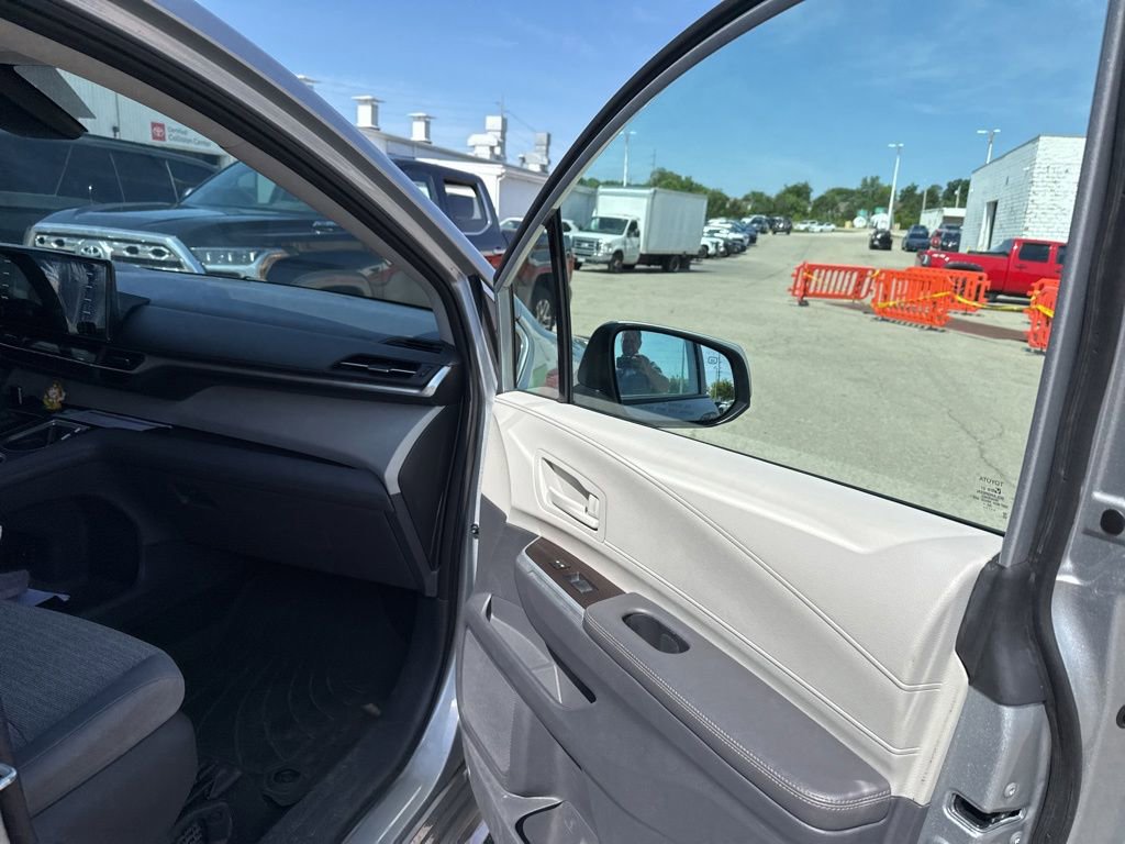 Used 2021 Toyota Sienna LE FWD image 17