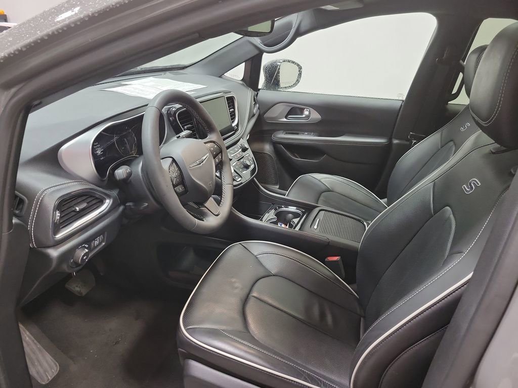 Used 2025 Chrysler Pacifica Limited image 5