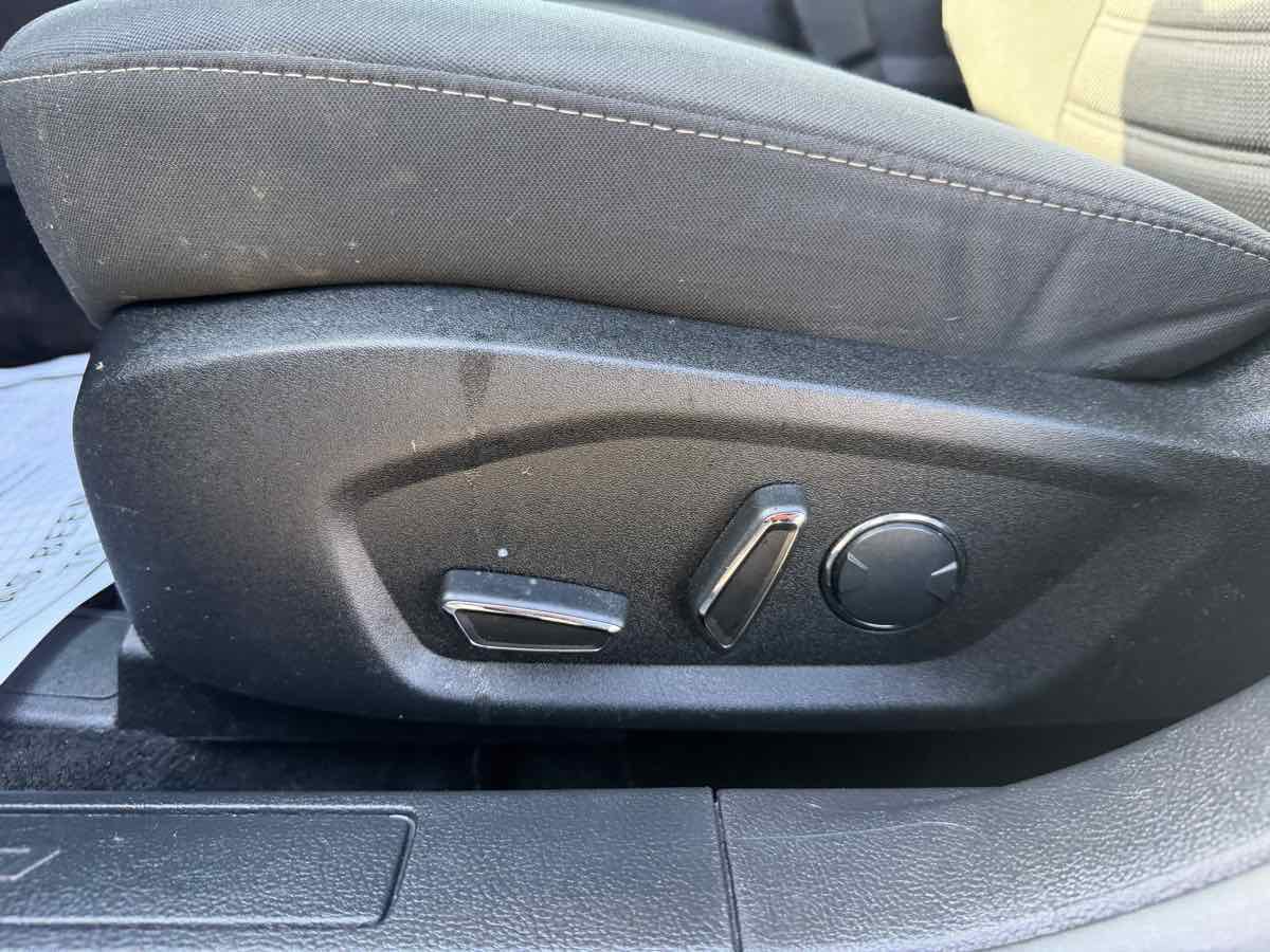 Used 2018 Ford Fusion SE w/ Fusion SE Technology Package image 13