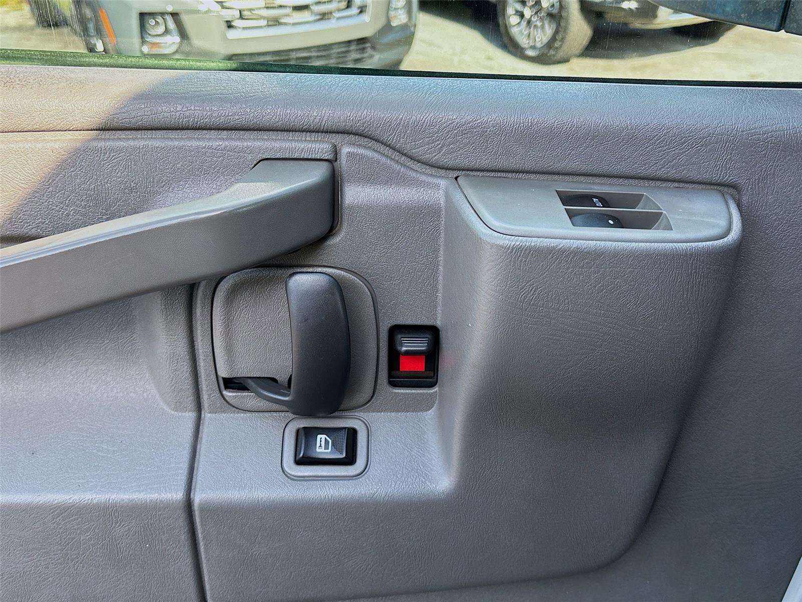 Used 2017 GMC Savana 2500 RWD image 17