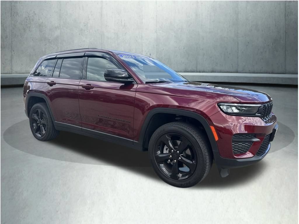 Used 2025 Jeep Grand Cherokee Altitude AWD/4WD image 9