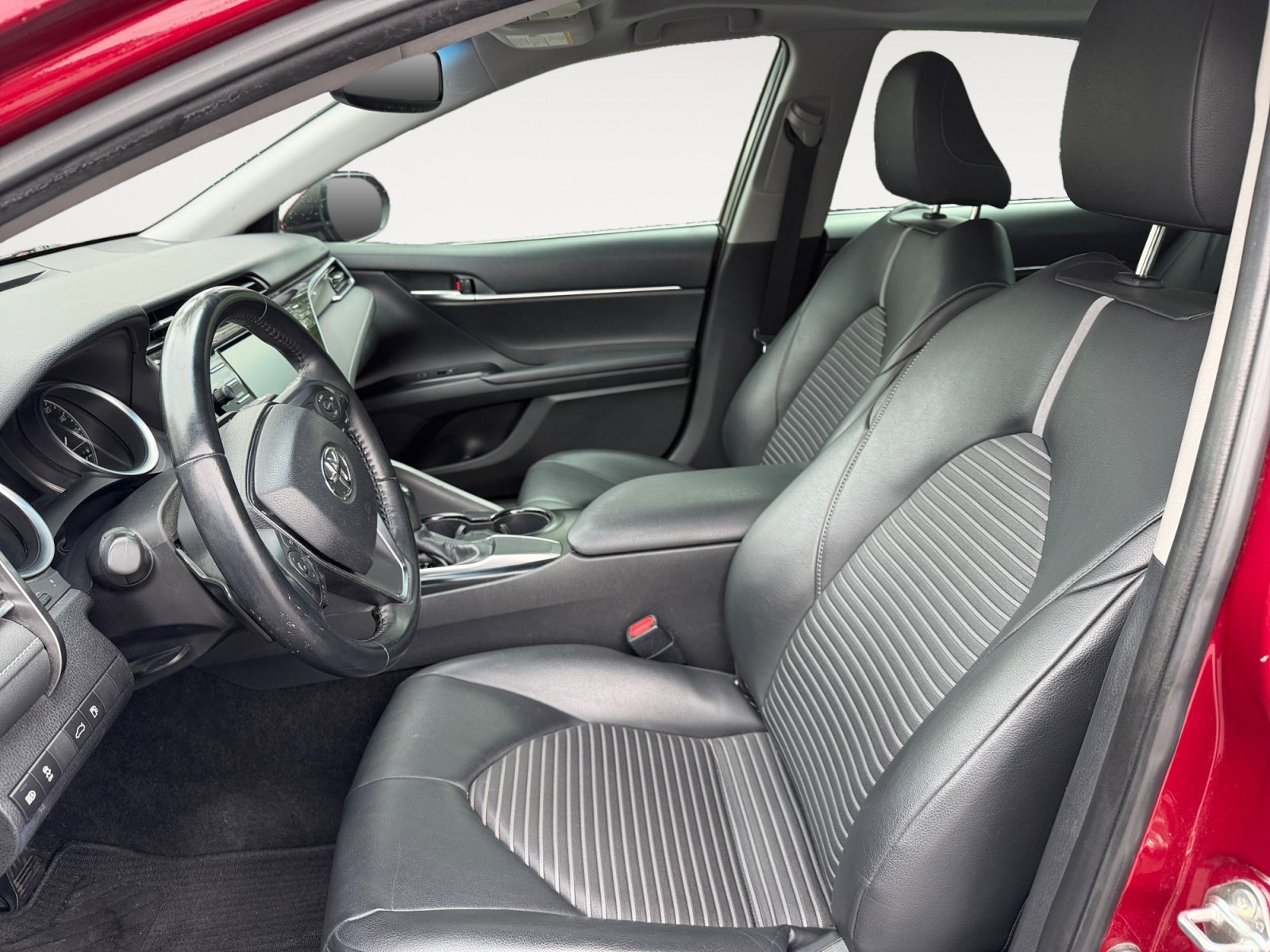 Used 2018 Toyota Camry SE w/ Moonroof Package FWD image 9