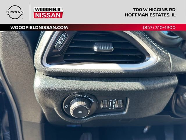 Used 2025 Chrysler Pacifica Select image 27