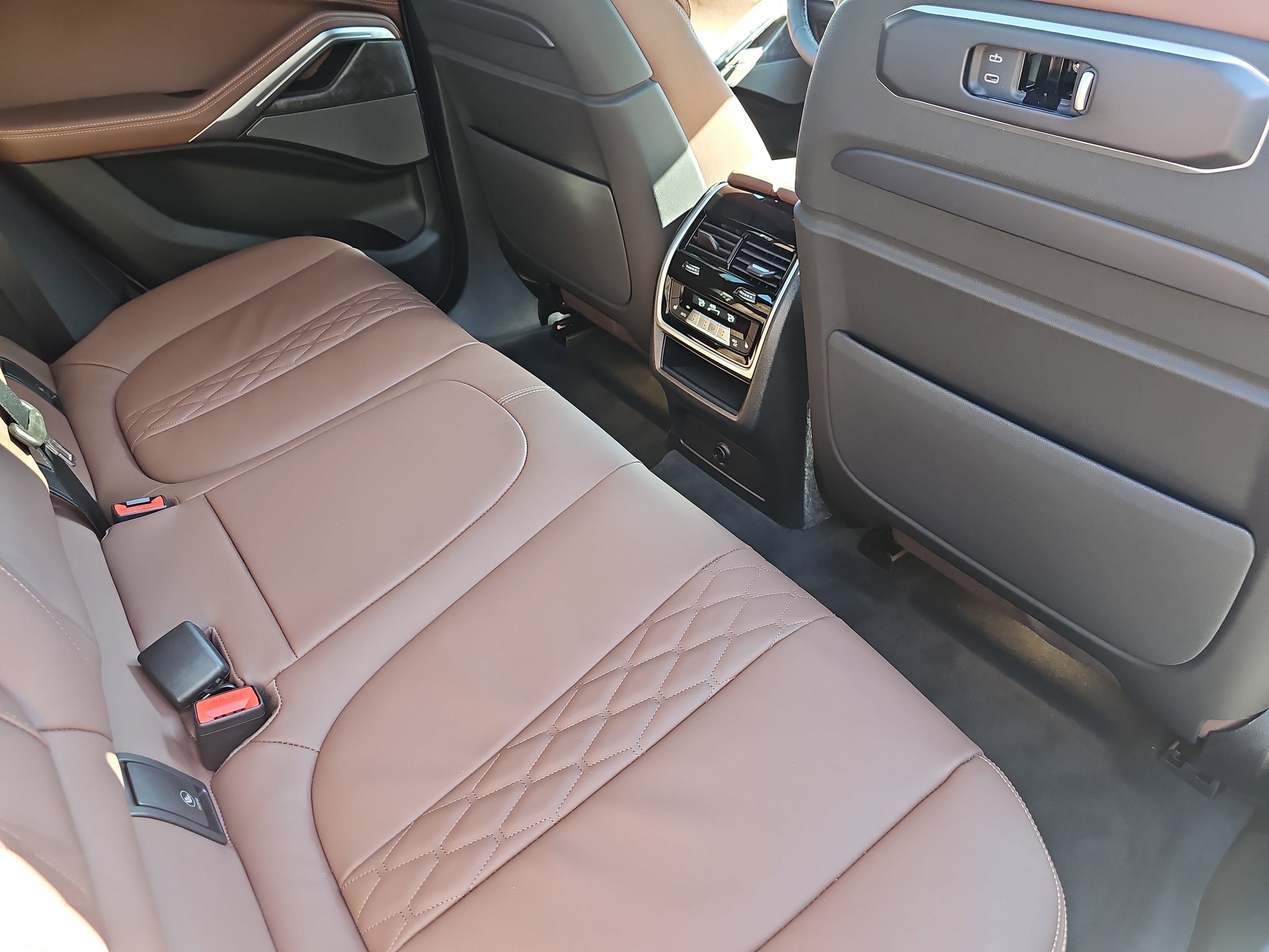 New 2027 BMW X6 xDrive40i w/ Climate Comfort Package AWD/4WD image 11