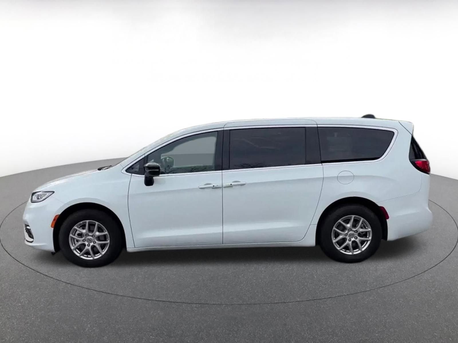 Used 2025 Chrysler Pacifica Select image 9