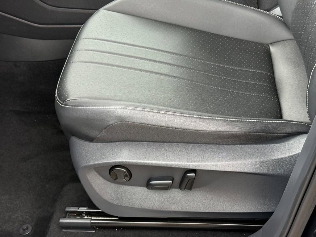 Used 2023 Volkswagen Tiguan SE R-Line AWD/4WD image 22