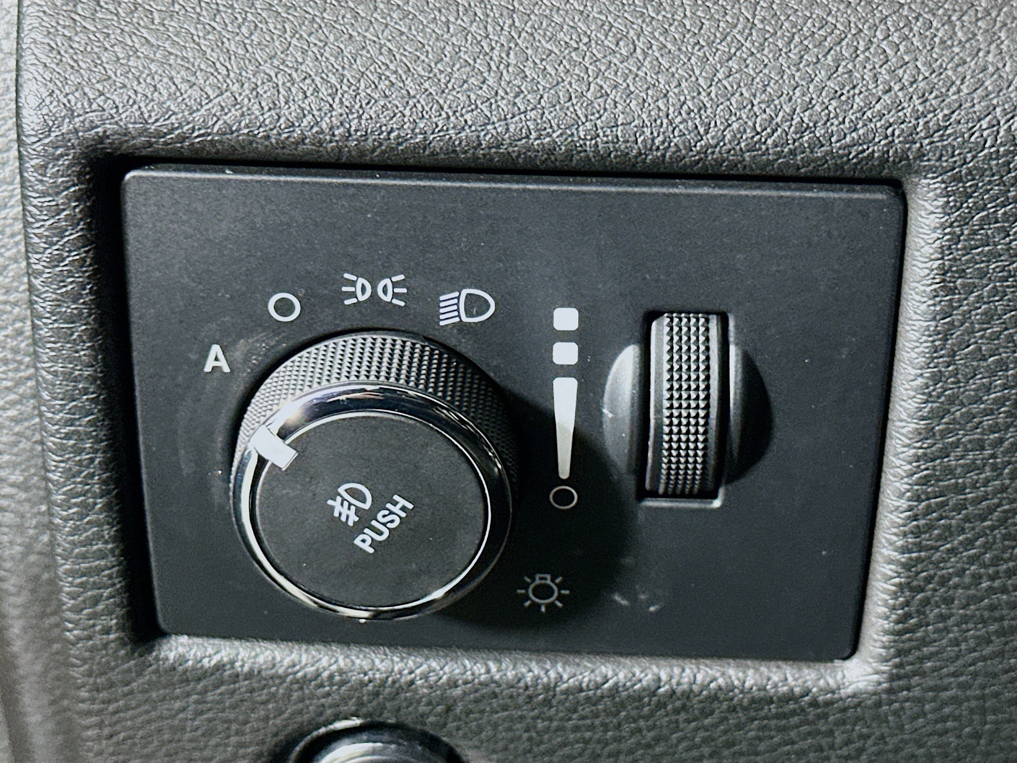 Used 2022 Jeep Grand Cherokee Limited image 17