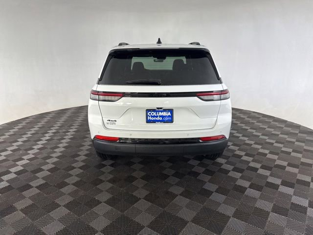 Used 2025 Jeep Grand Cherokee Altitude AWD/4WD image 7