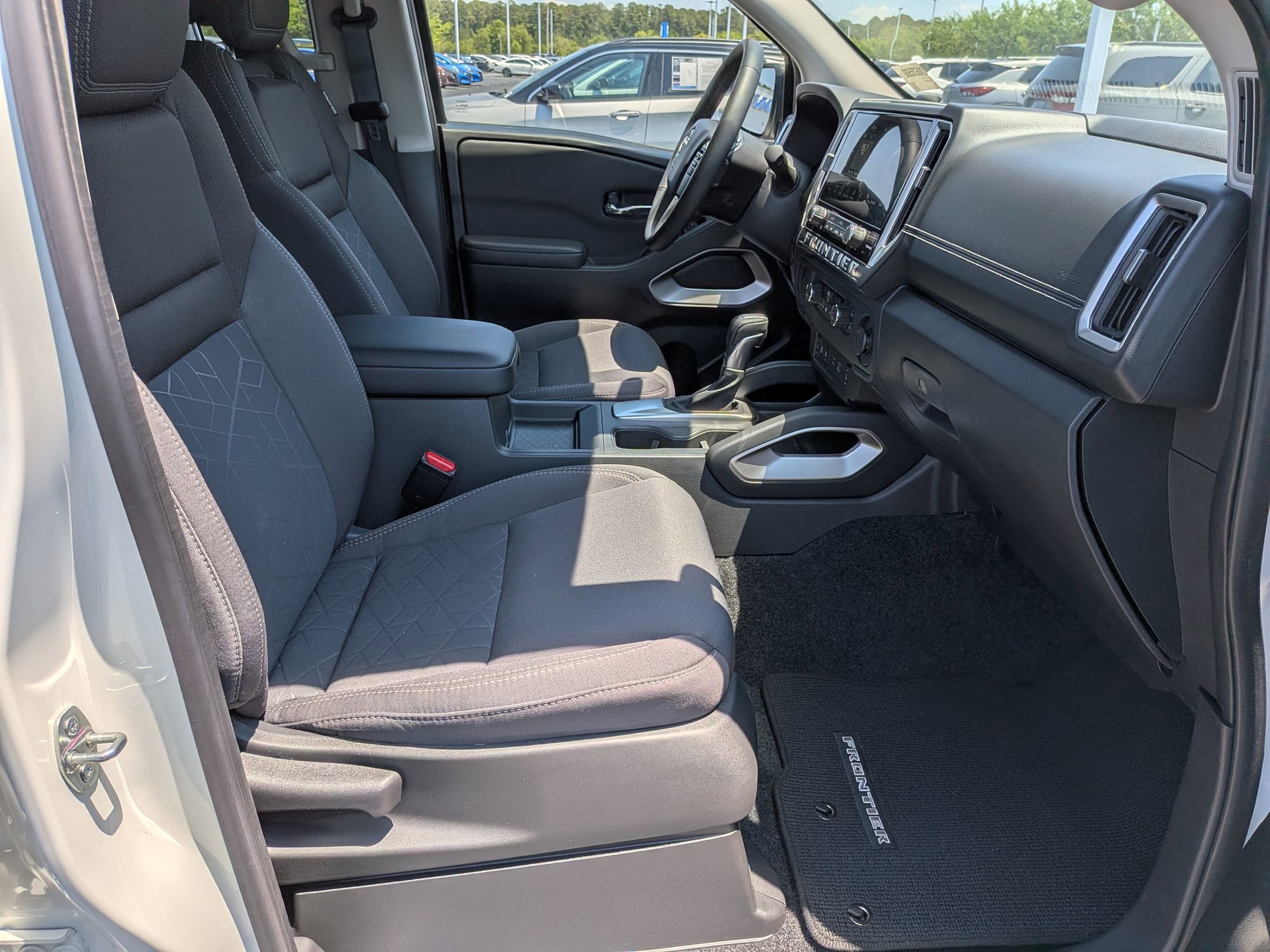 Used 2025 Nissan Frontier SV w/ SV Convenience Package RWD image 35
