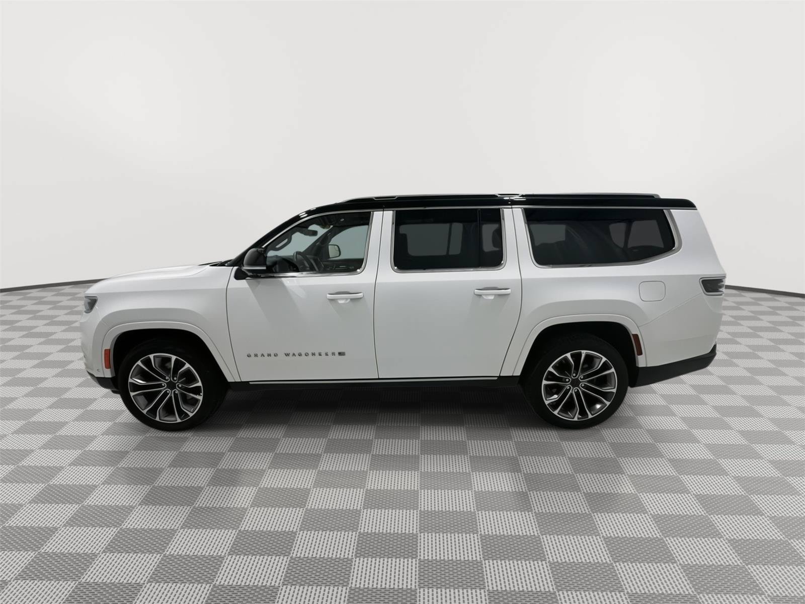 Used 2025 Jeep Grand Wagoneer L Series III w/ Rear-Seat Entertainment Group AWD/4WD image 2