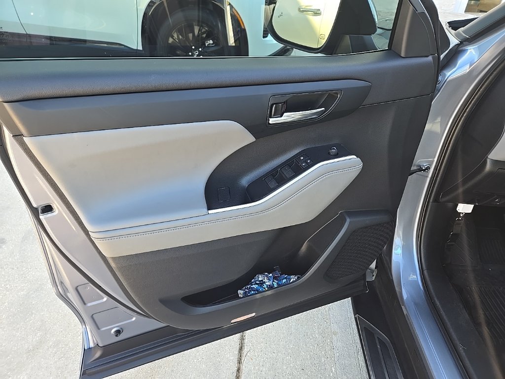 Used 2022 Toyota Highlander XLE FWD image 12