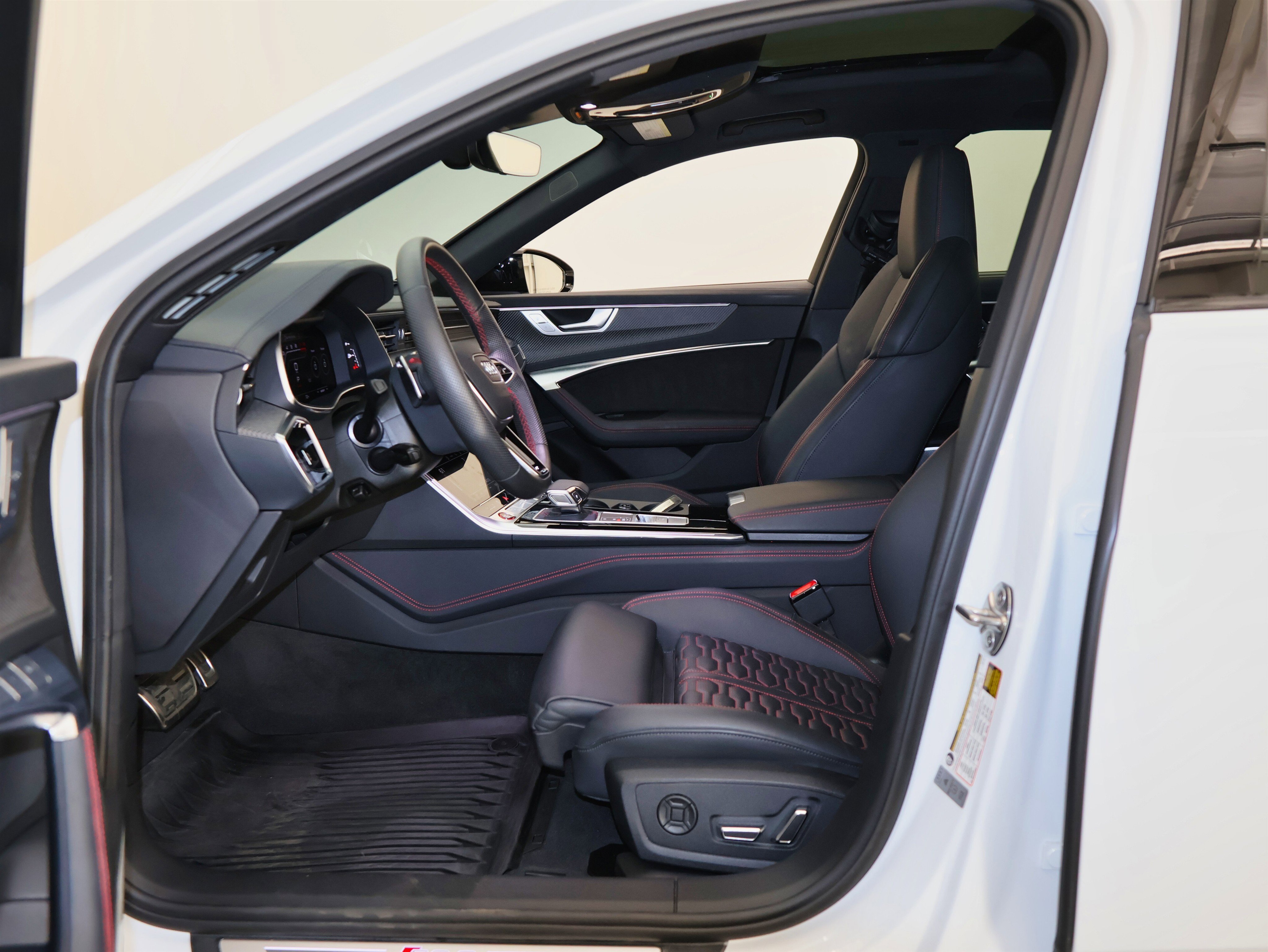 Used 2021 Audi RS 6 w/ Executive Package image 18