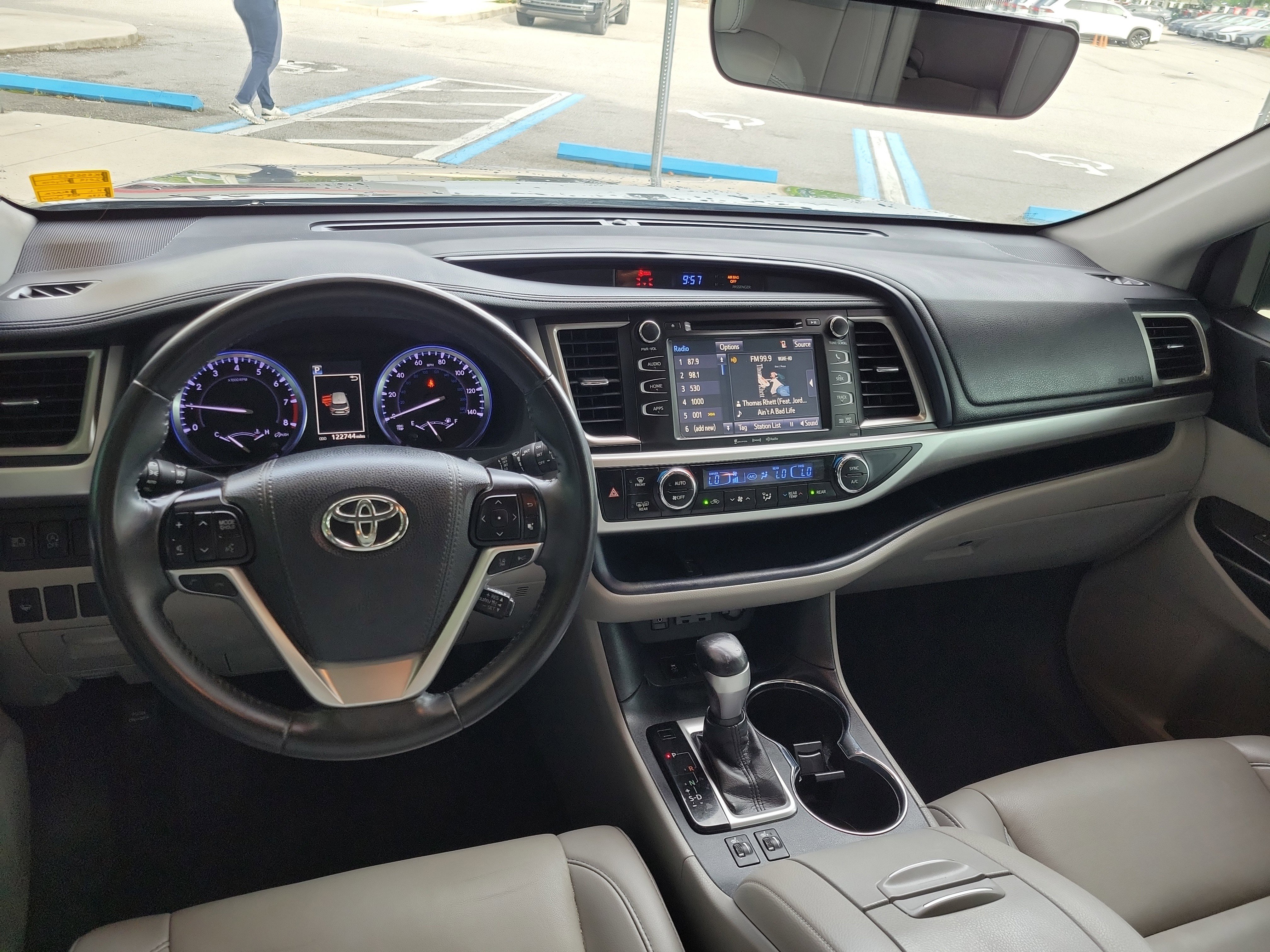 Used 2019 Toyota Highlander XLE image 26
