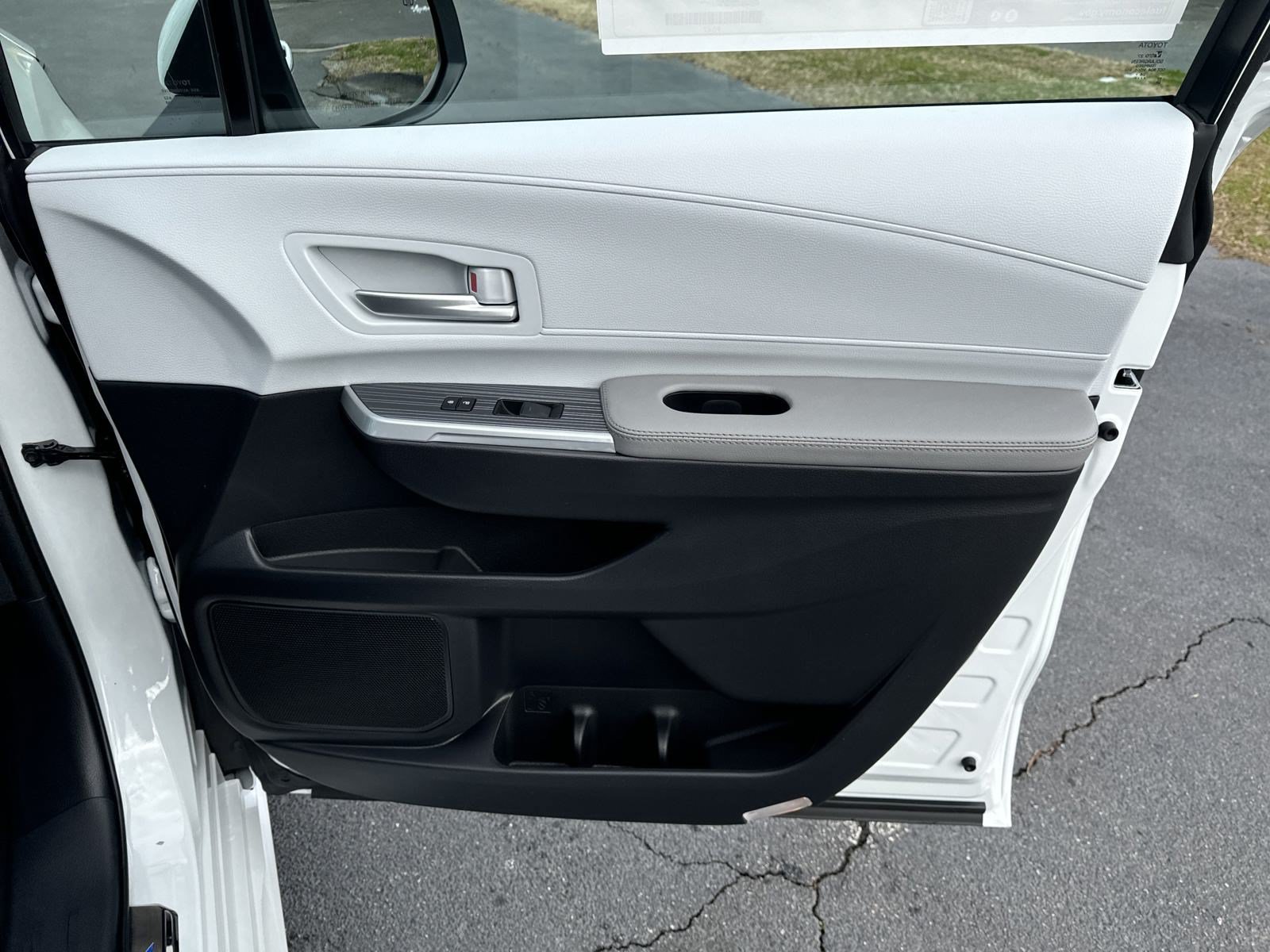 New 2025 Toyota Sienna XLE FWD image 38