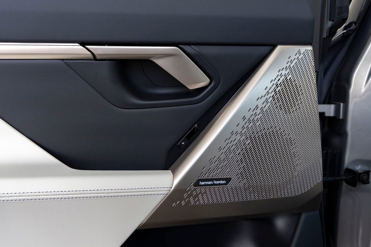 New 2026 BMW 550e xDrive w/ Premium Package AWD/4WD image 23