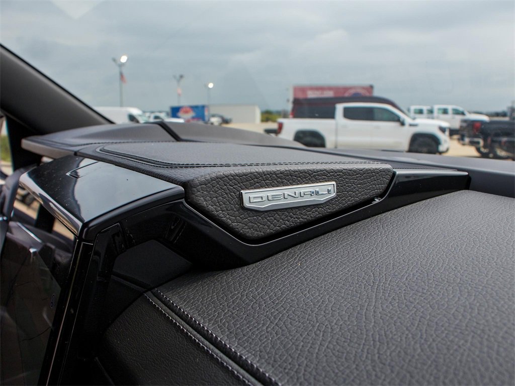 New 2025 GMC Yukon XL Denali image 17