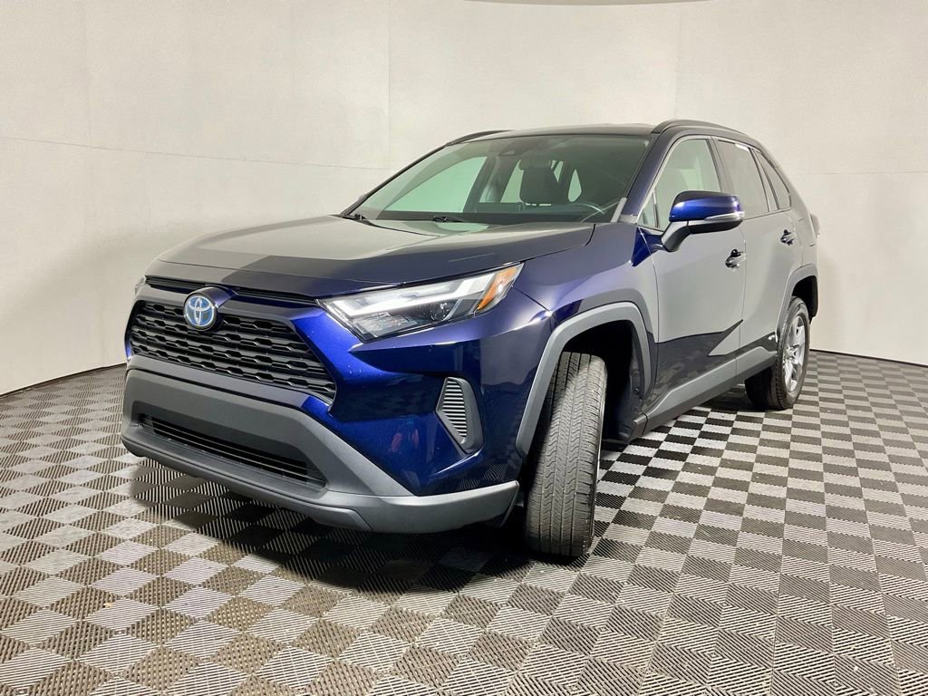 Used 2022 Toyota RAV4 XLE AWD/4WD image 2