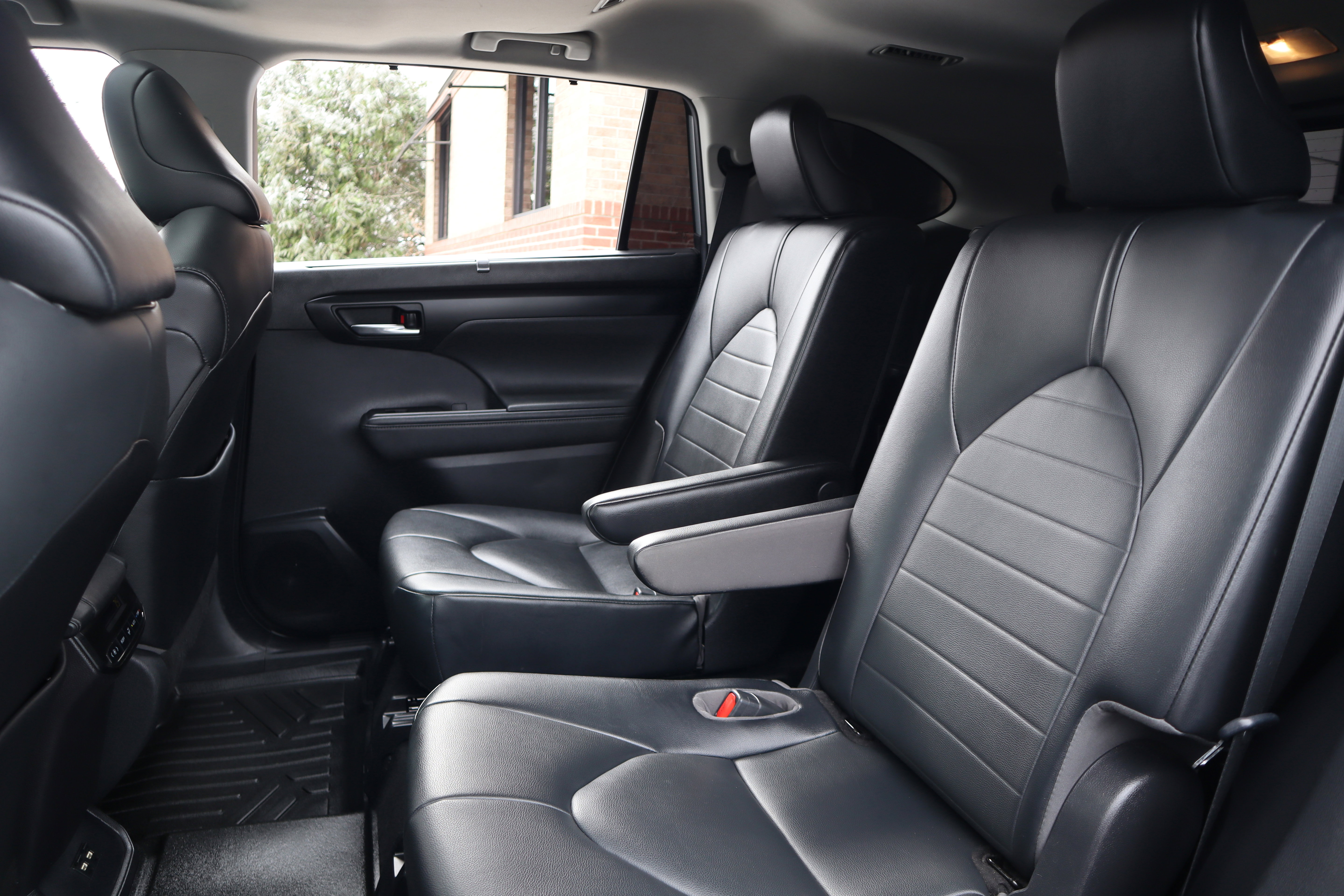 Used 2021 Toyota Highlander XLE image 28