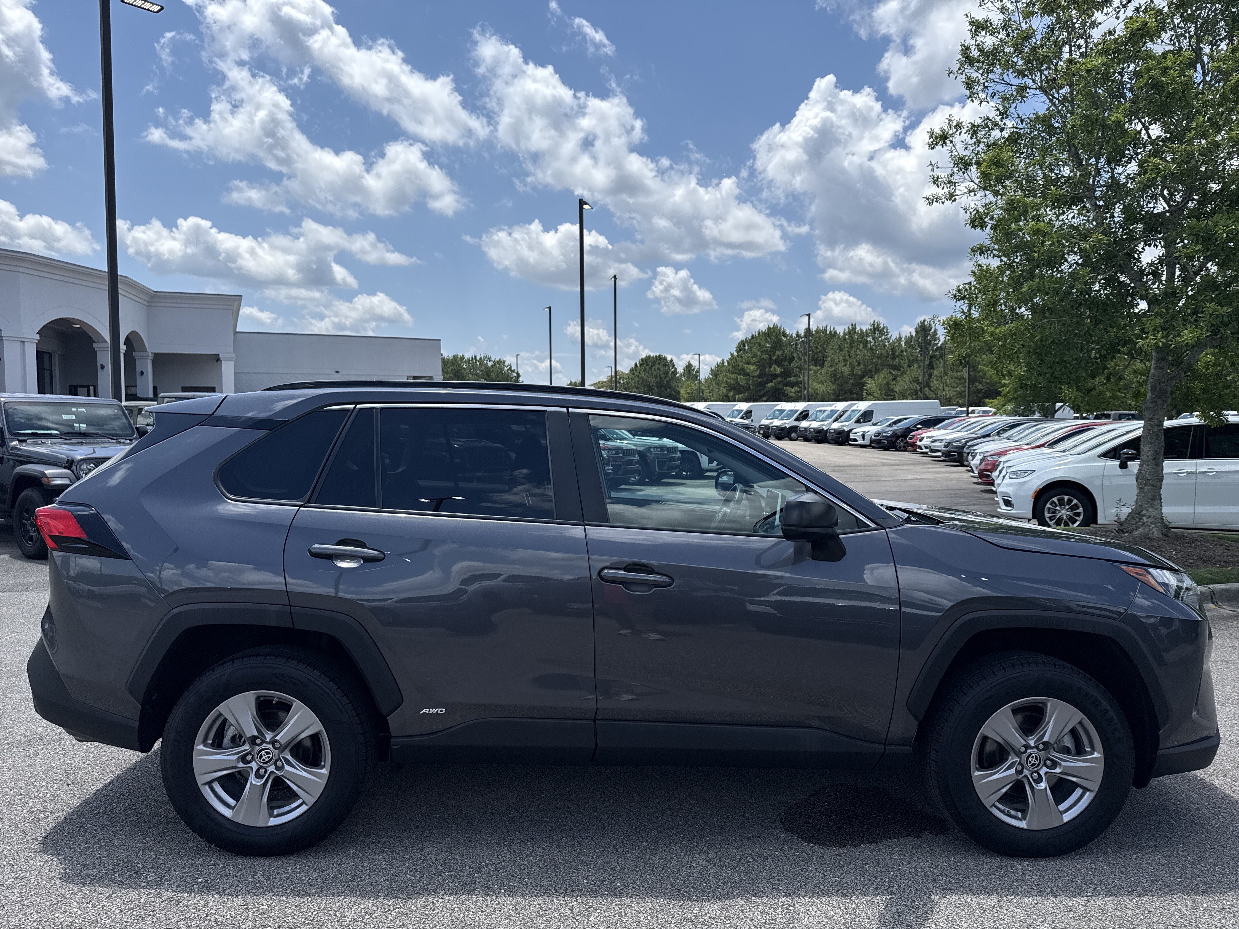 Used 2024 Toyota RAV4 LE AWD/4WD image 8