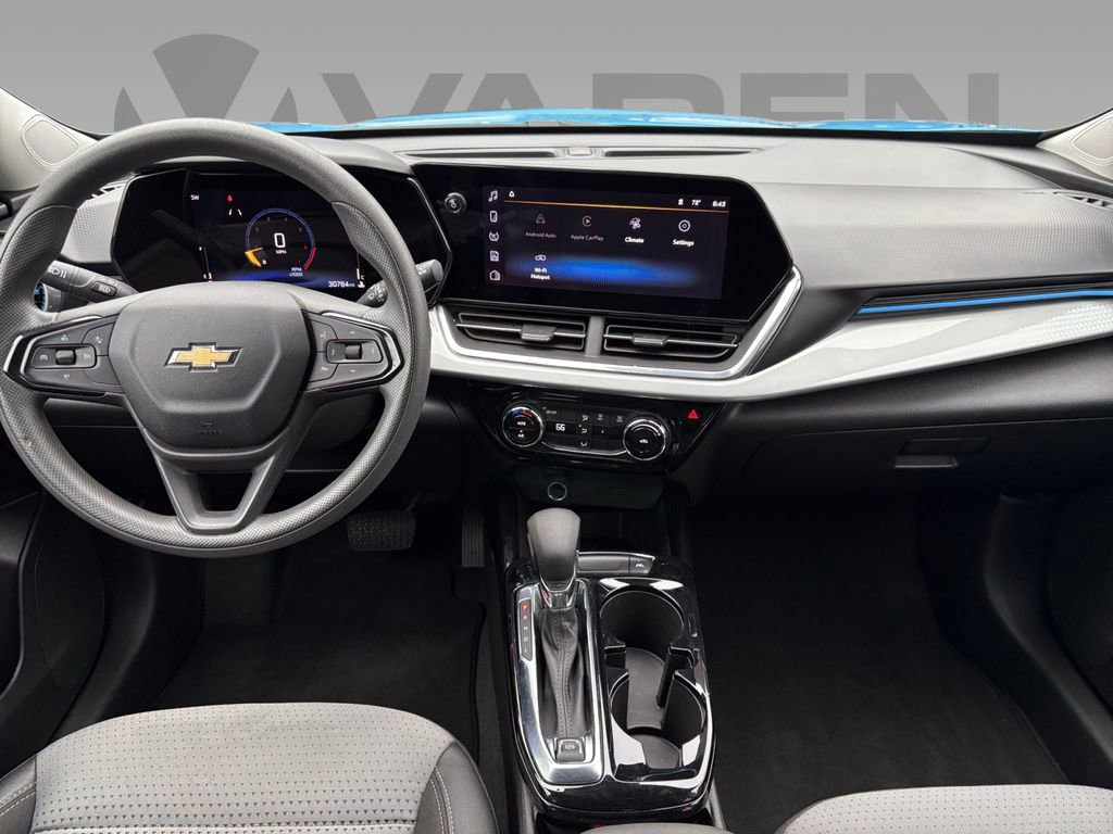 Used 2025 Chevrolet Trax LT FWD image 2