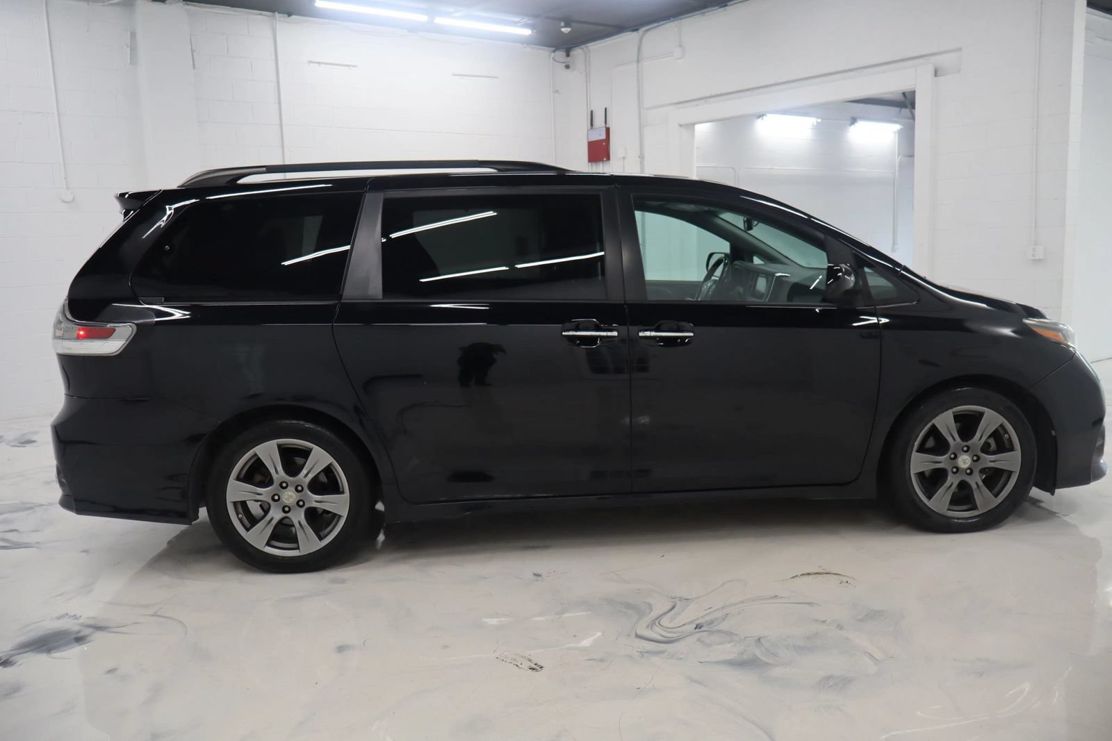 Used 2017 Toyota Sienna SE Premium FWD image 11