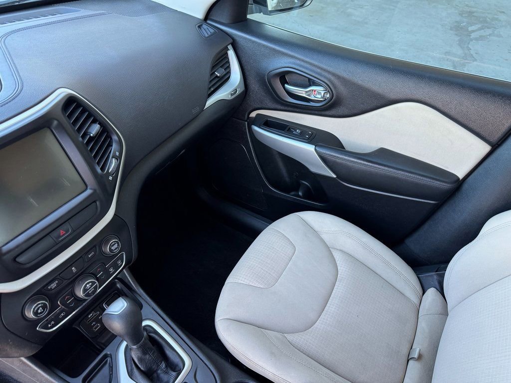 Used 2017 Jeep Cherokee Latitude w/ Comfort/Convenience Group image 31