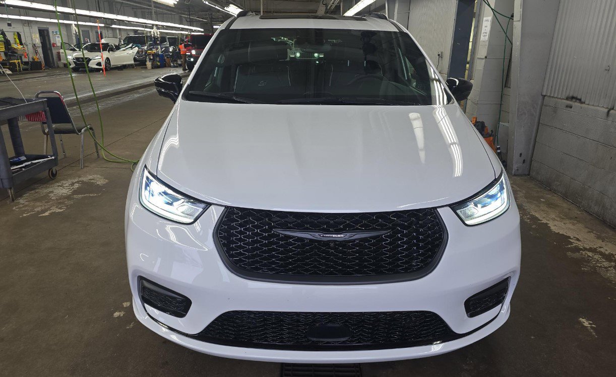 Used 2024 Chrysler Pacifica Premium image 3