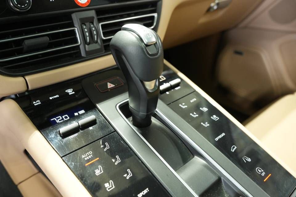 Certified 2022 Porsche Macan image 24