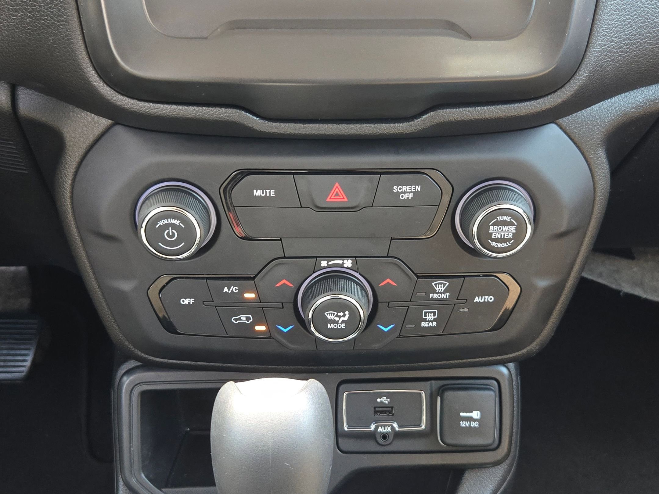 Used 2018 Jeep Renegade Latitude FWD image 18