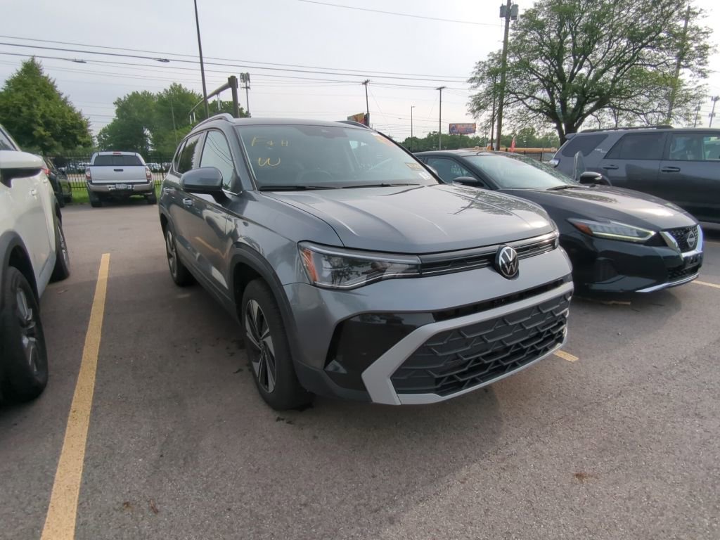Used 2025 Volkswagen Taos SE w/ Panoramic Sunroof Package
