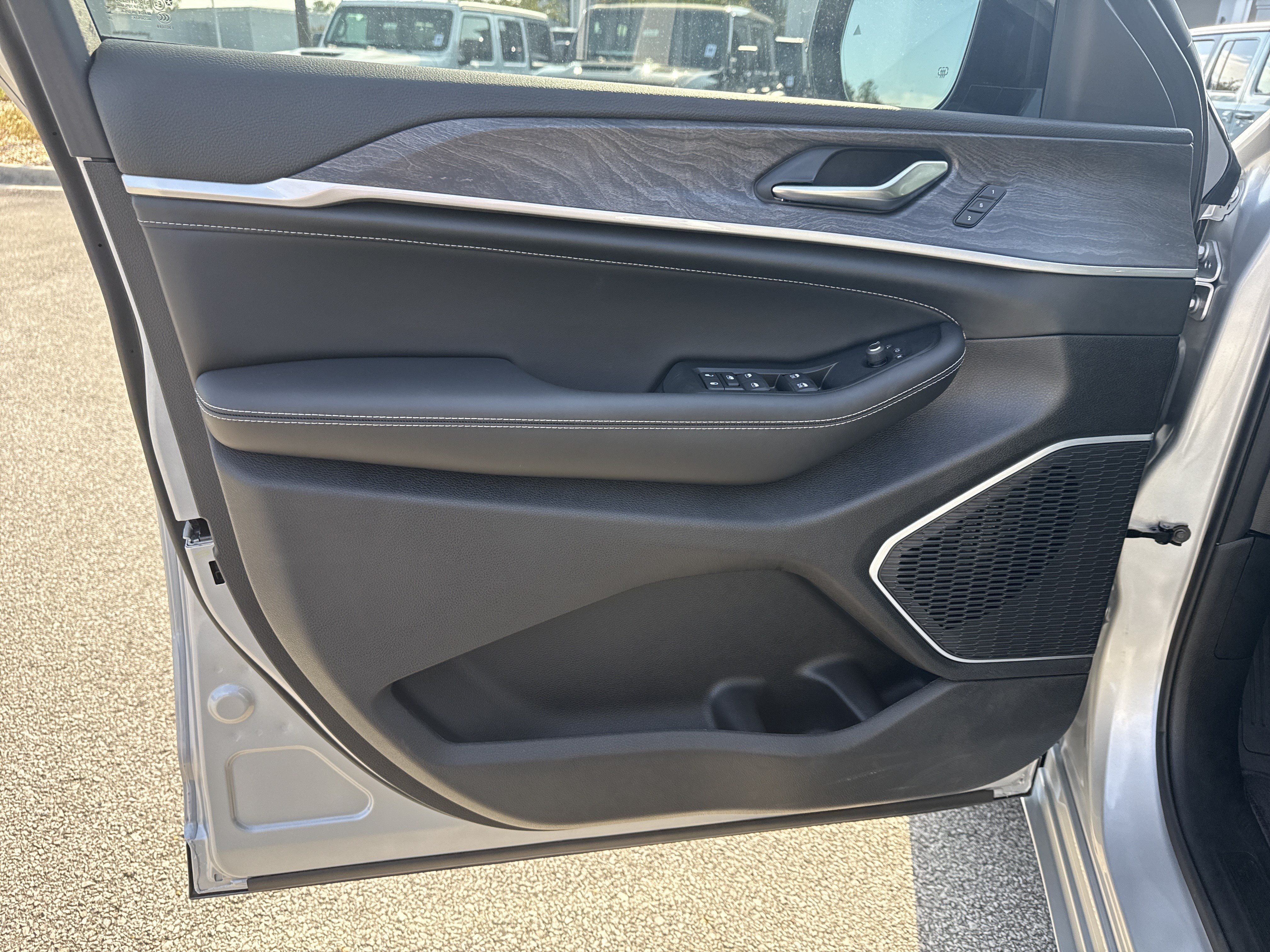 New 2026 Jeep Grand Cherokee Limited AWD/4WD image 10