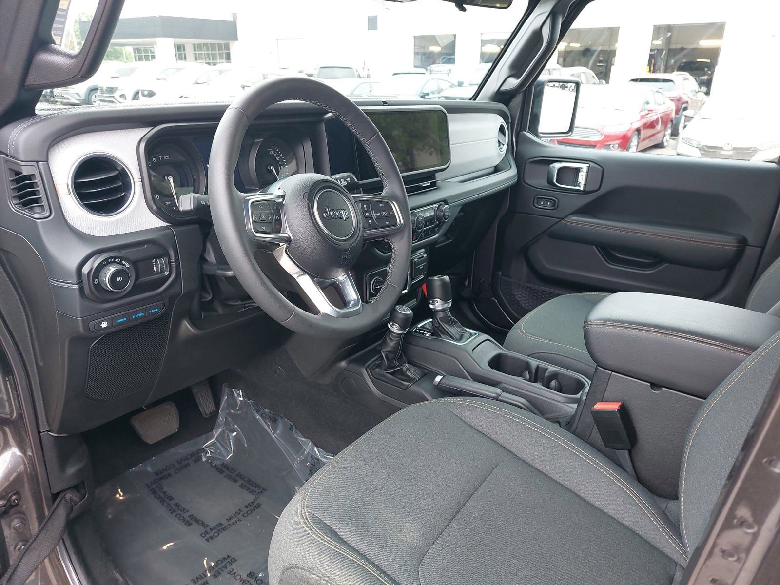Used 2025 Jeep Wrangler Unlimited Sahara w/ Safety Group AWD/4WD image 17