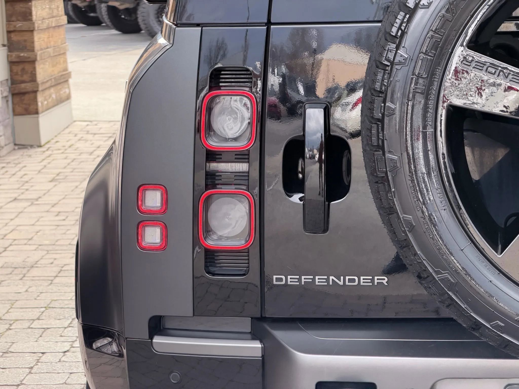 Used 2023 Land Rover Defender 110 V8 image 38