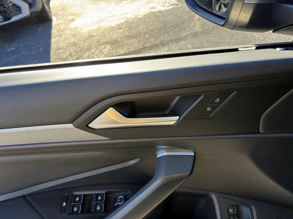 Used 2022 Volkswagen Jetta SE image 12