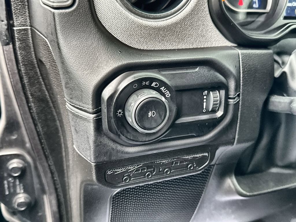 Used 2025 Jeep Wrangler Sahara image 16