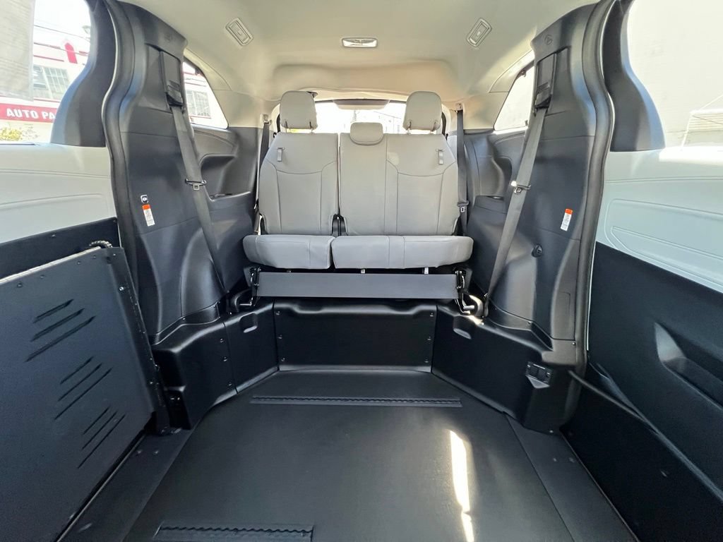 Used 2026 Toyota Sienna XLE FWD image 16