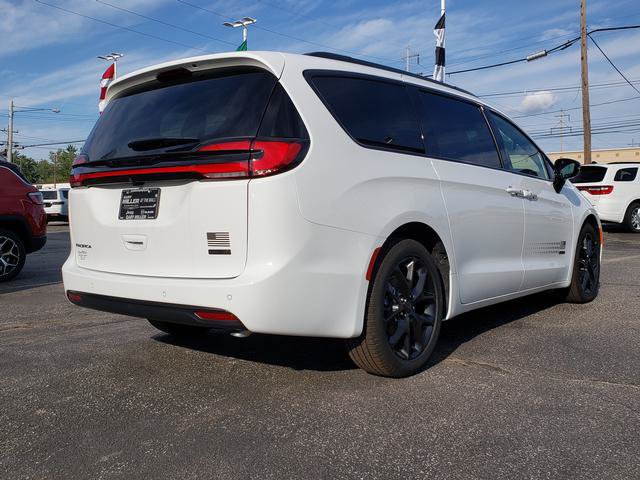New 2027 Chrysler Pacifica Select FWD image 3