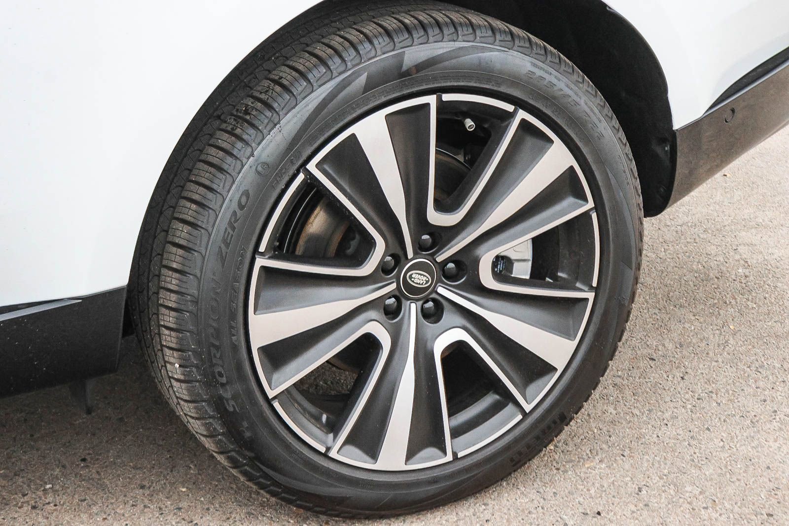 New 2025 Land Rover Range Rover SE image 9