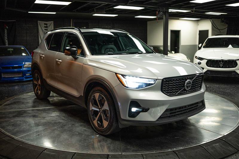 Used 2023 Volvo XC40 B4 Ultimate image 5