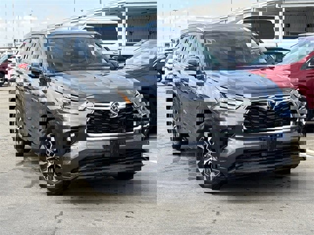 Used 2024 Toyota Highlander XLE image 2