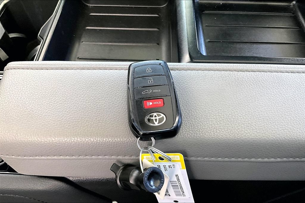 Used 2025 Toyota Tundra Limited AWD/4WD image 36