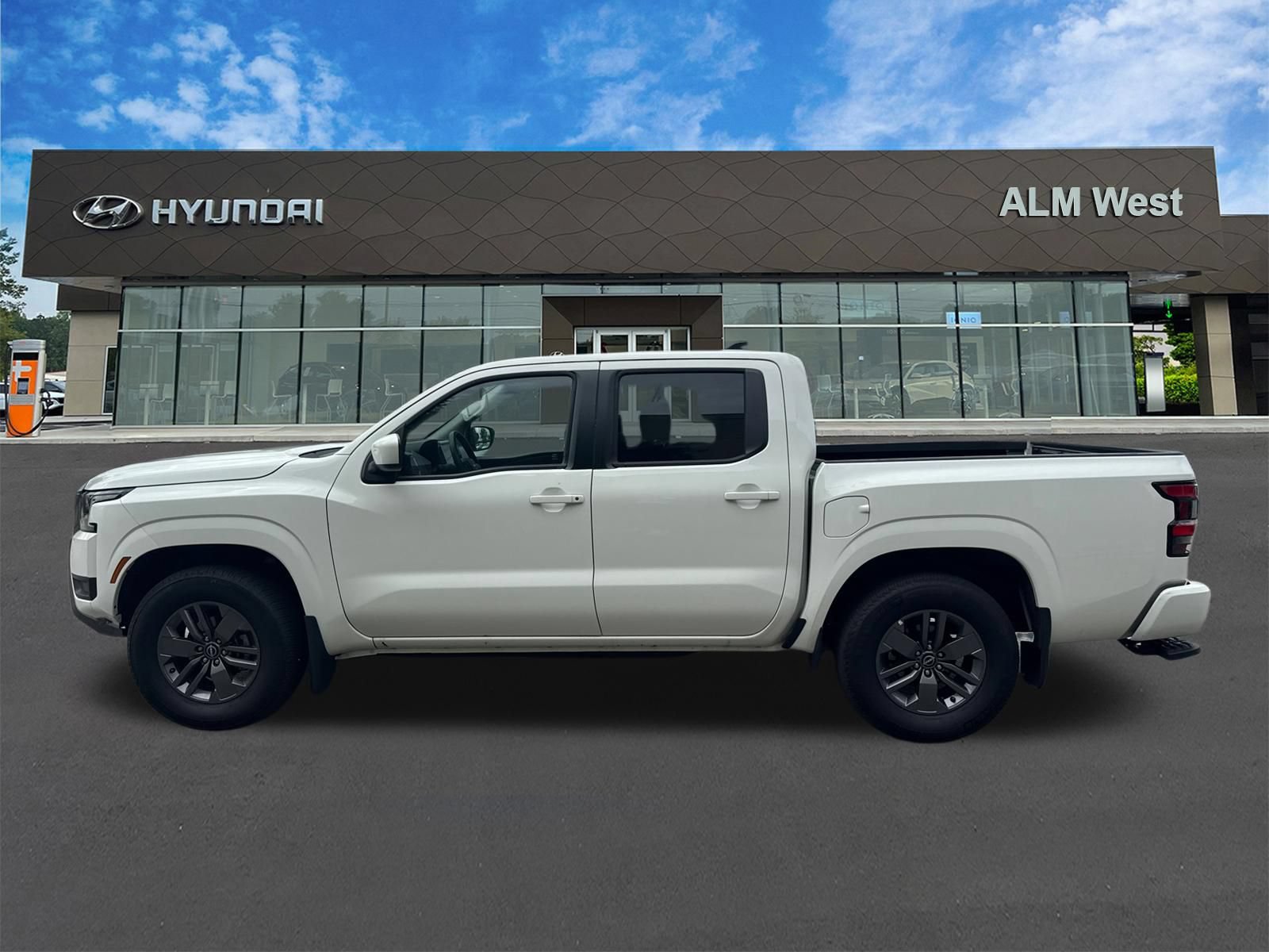 Used 2025 Nissan Frontier SV w/ Tow Package RWD image 8