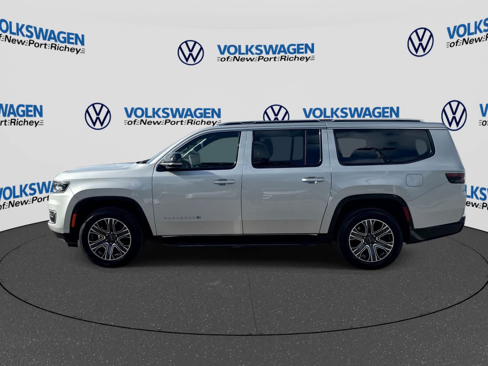 Used 2025 Jeep Wagoneer L Series II AWD/4WD image 11