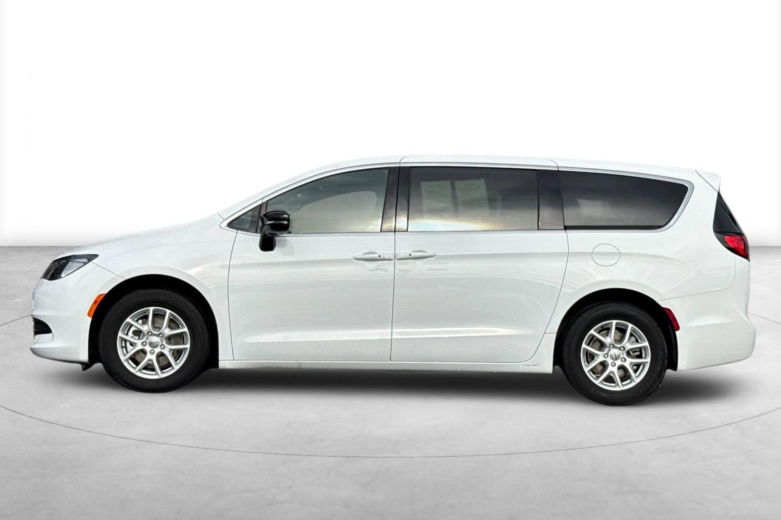Used 2025 Chrysler Voyager LX image 3