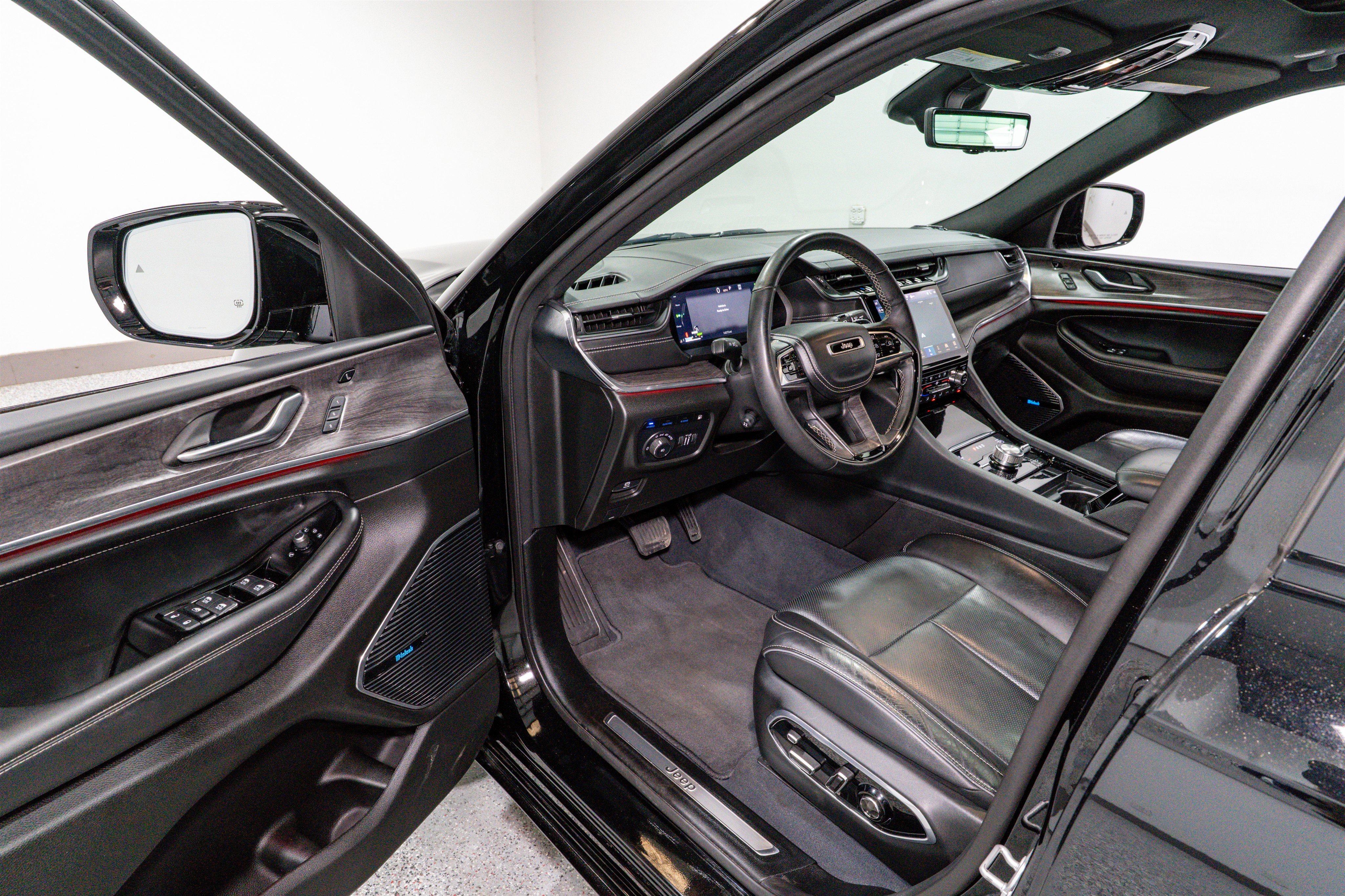 Used 2023 Jeep Grand Cherokee Overland w/ Advanced Protech Group III image 12