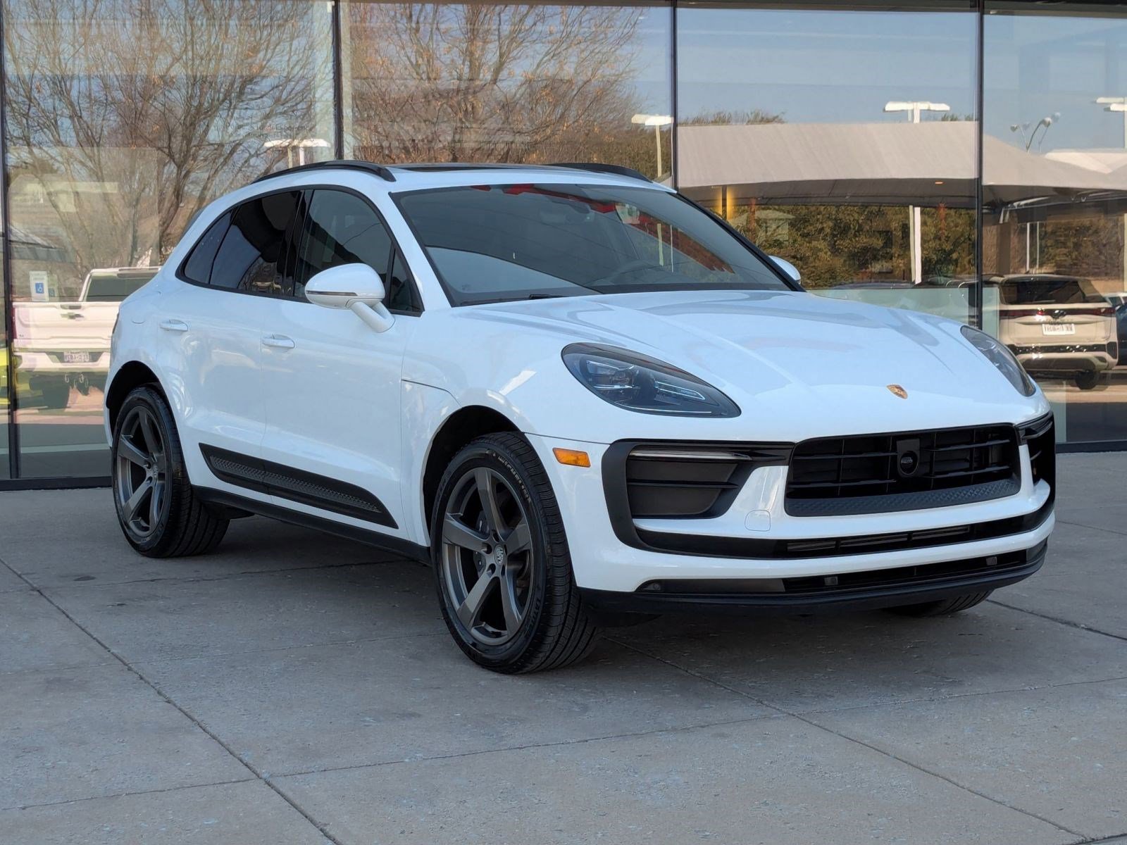 Certified 2025 Porsche Macan image 7