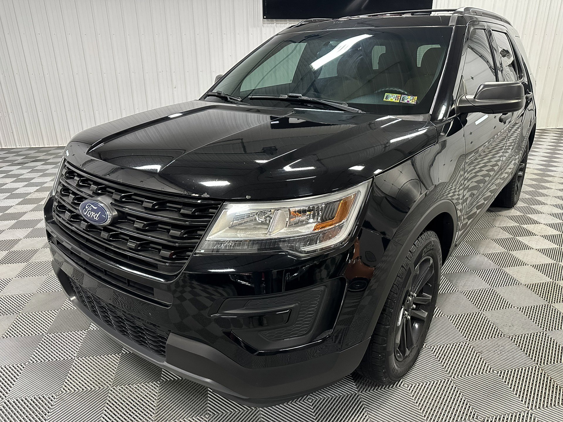 Used 2017 Ford Explorer XLT image 3