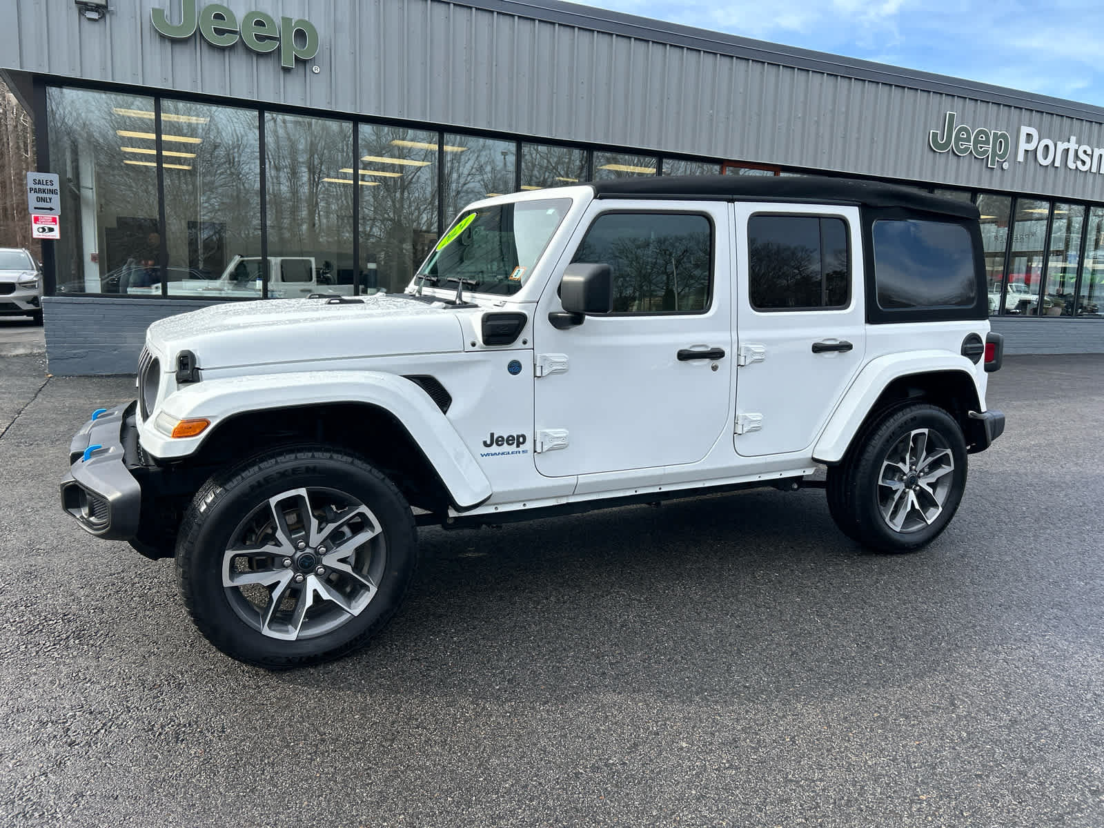 Used 2024 Jeep Wrangler Unlimited w/ Convenience Group AWD/4WD image 12